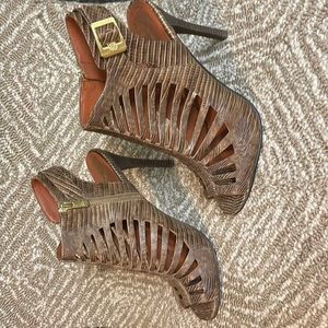 Ladies Vince Camuto peep toe heels